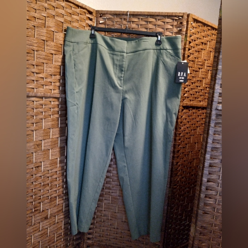 D.F.A. New York Cropped Dress Pants